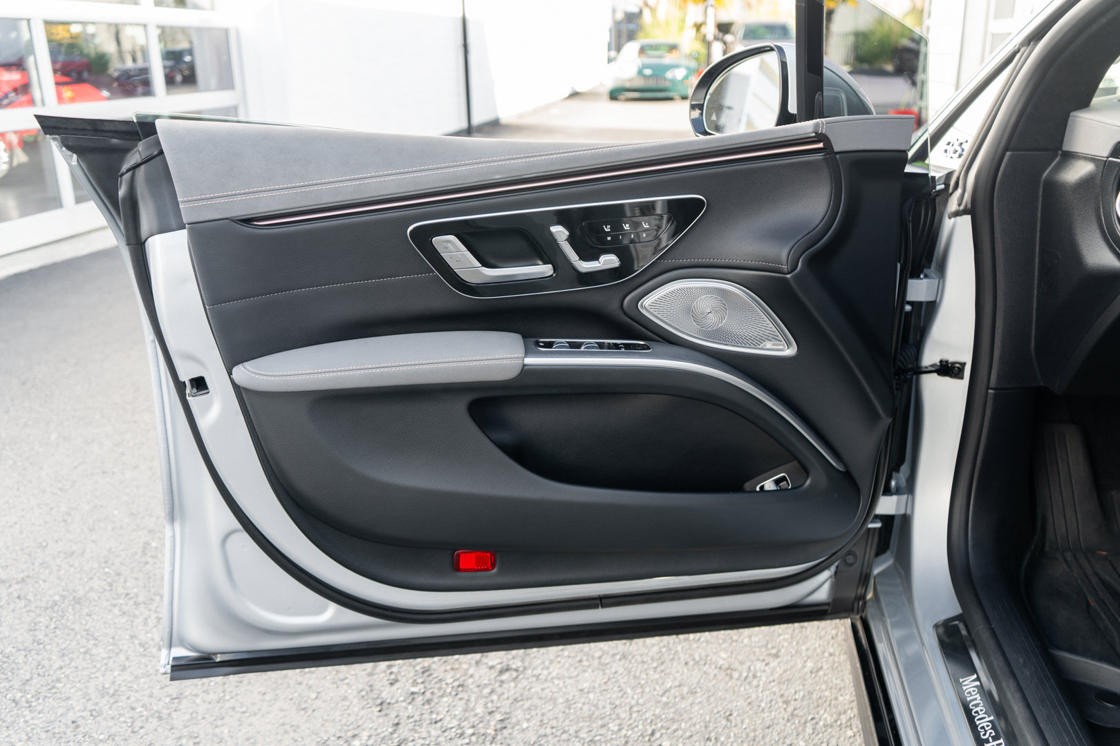 Used 2023 Mercedes-Benz EQS 580 4MATIC Sedan w/ Exclusive Trim Package image 10
