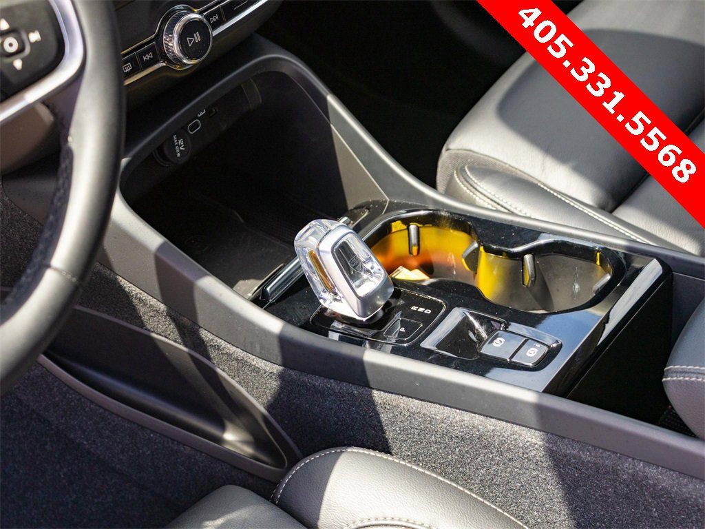 Used 2023 Volvo XC40 B5 Plus image 32
