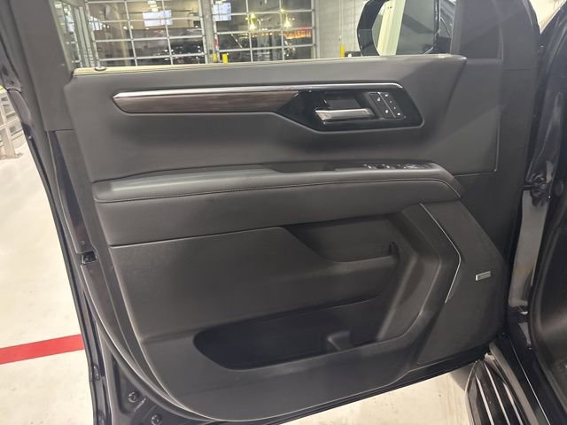 Used 2025 Chevrolet Suburban Premier image 12