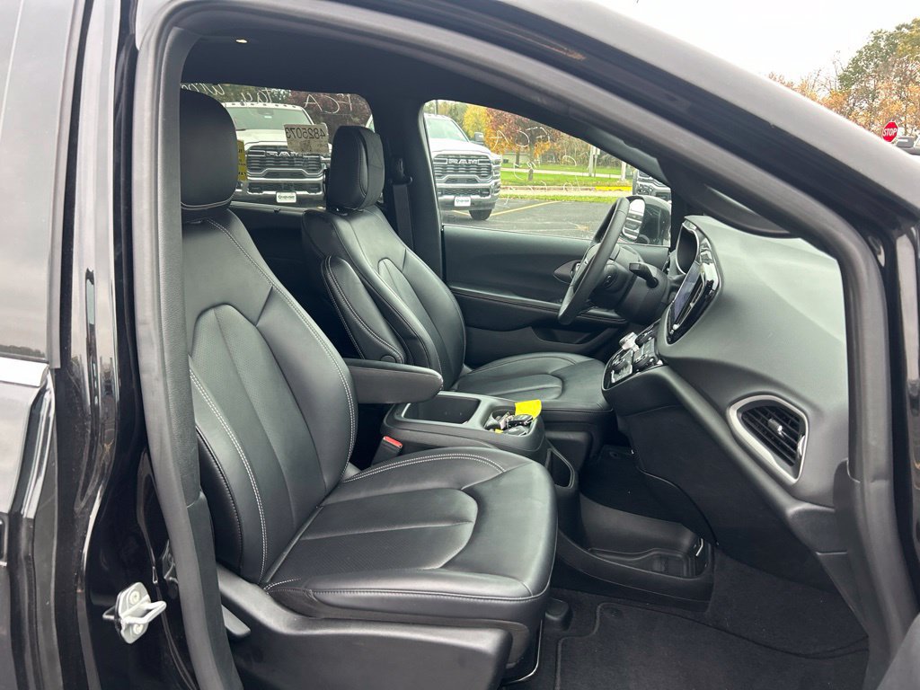Used 2026 Chrysler Pacifica Select FWD image 11