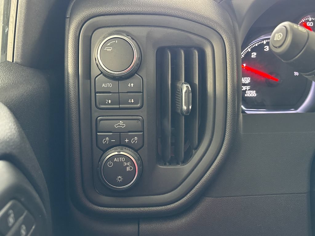 Used 2025 Chevrolet Silverado 1500 Custom Trail Boss w/ Dark Appearance Package AWD/4WD image 38