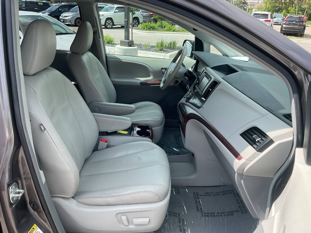 Used 2012 Toyota Sienna XLE FWD image 41
