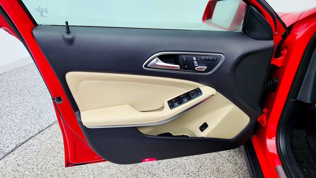 Used 2019 Mercedes-Benz GLA 250 4MATIC w/ Premium Package image 11