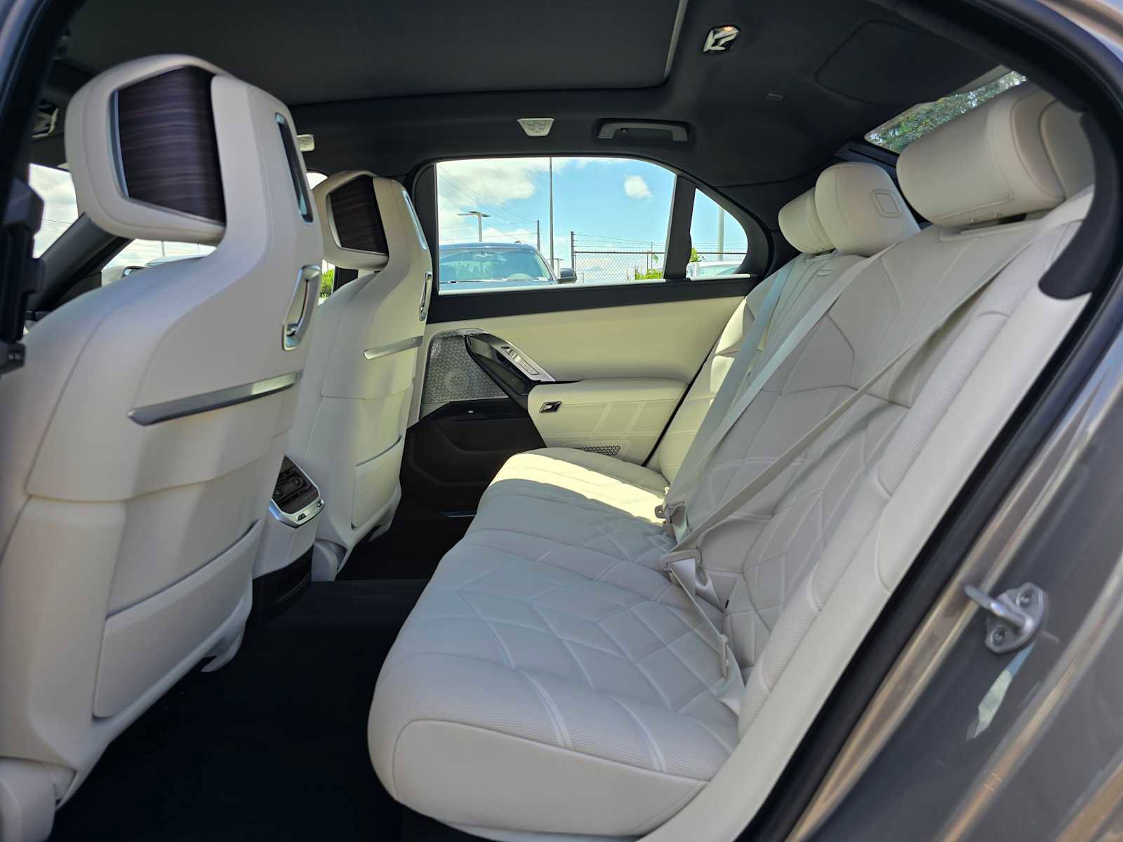 Used 2025 BMW 750e xDrive w/ Executive Package image 18