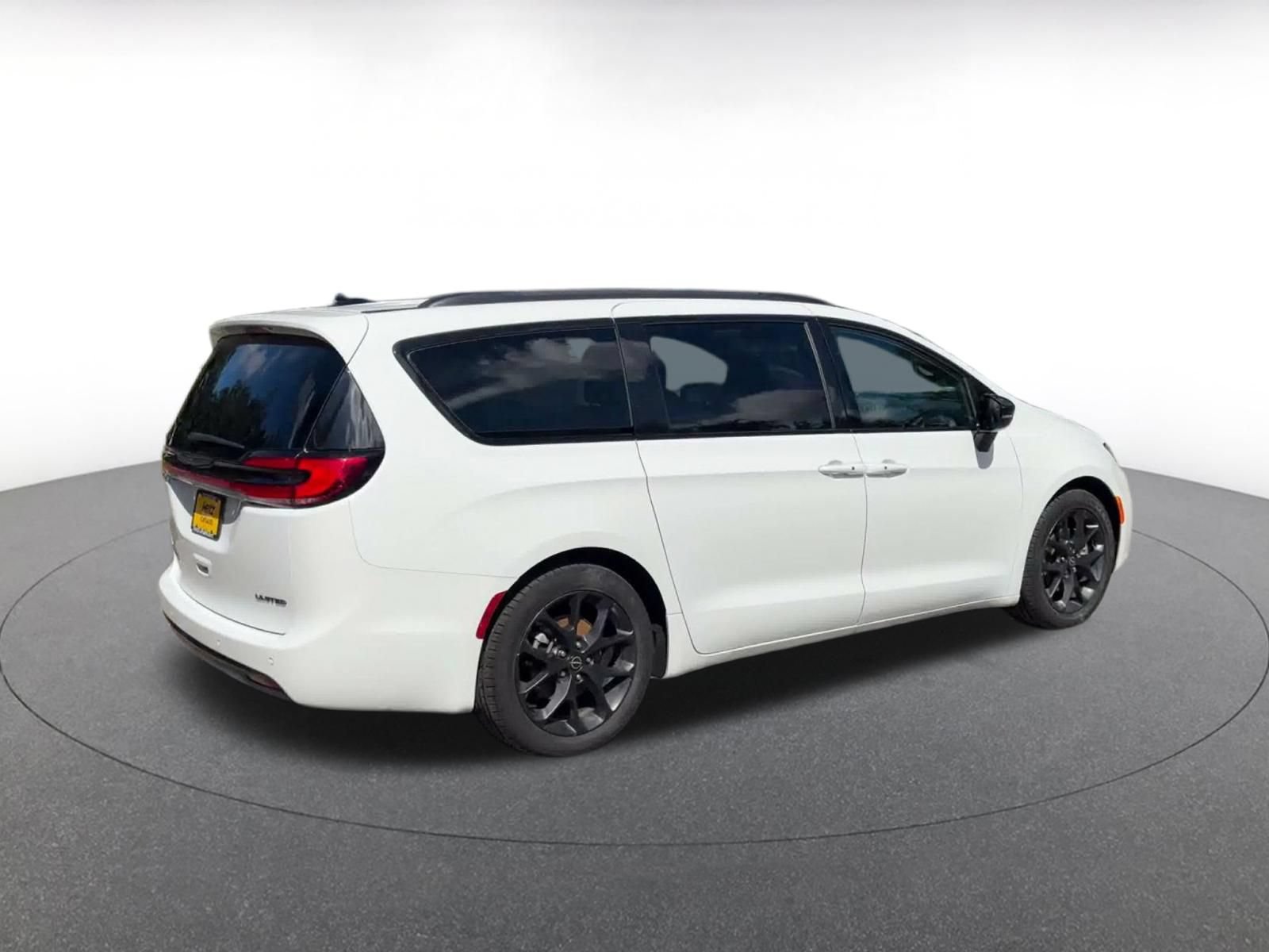 Used 2025 Chrysler Pacifica Limited FWD image 12
