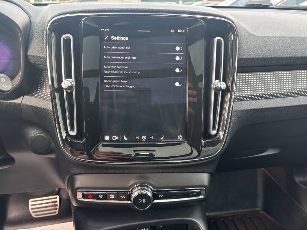 Used 2022 Volvo XC40 P8 Recharge Ultimate image 17