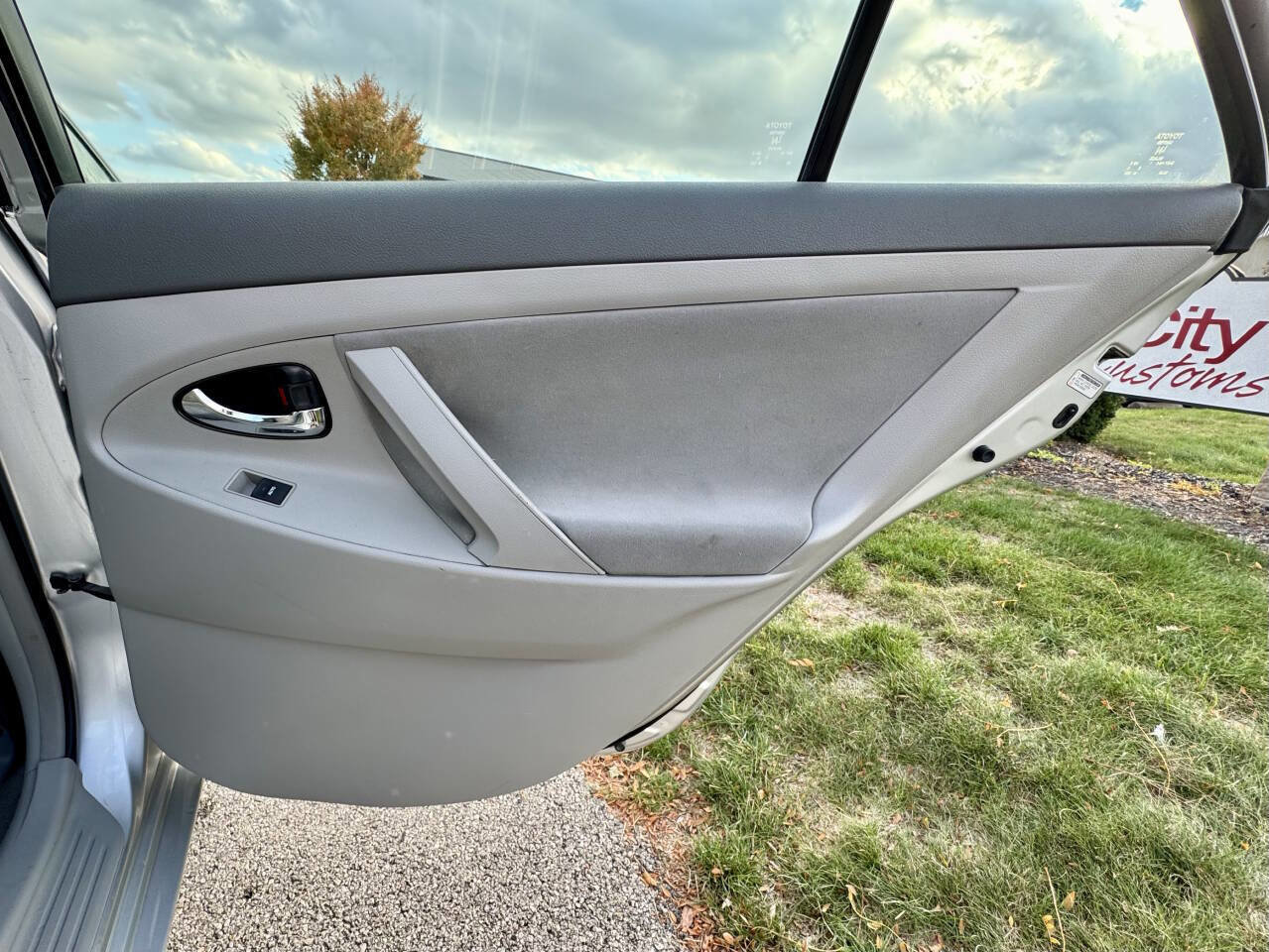 Used 2010 Toyota Camry LE image 24