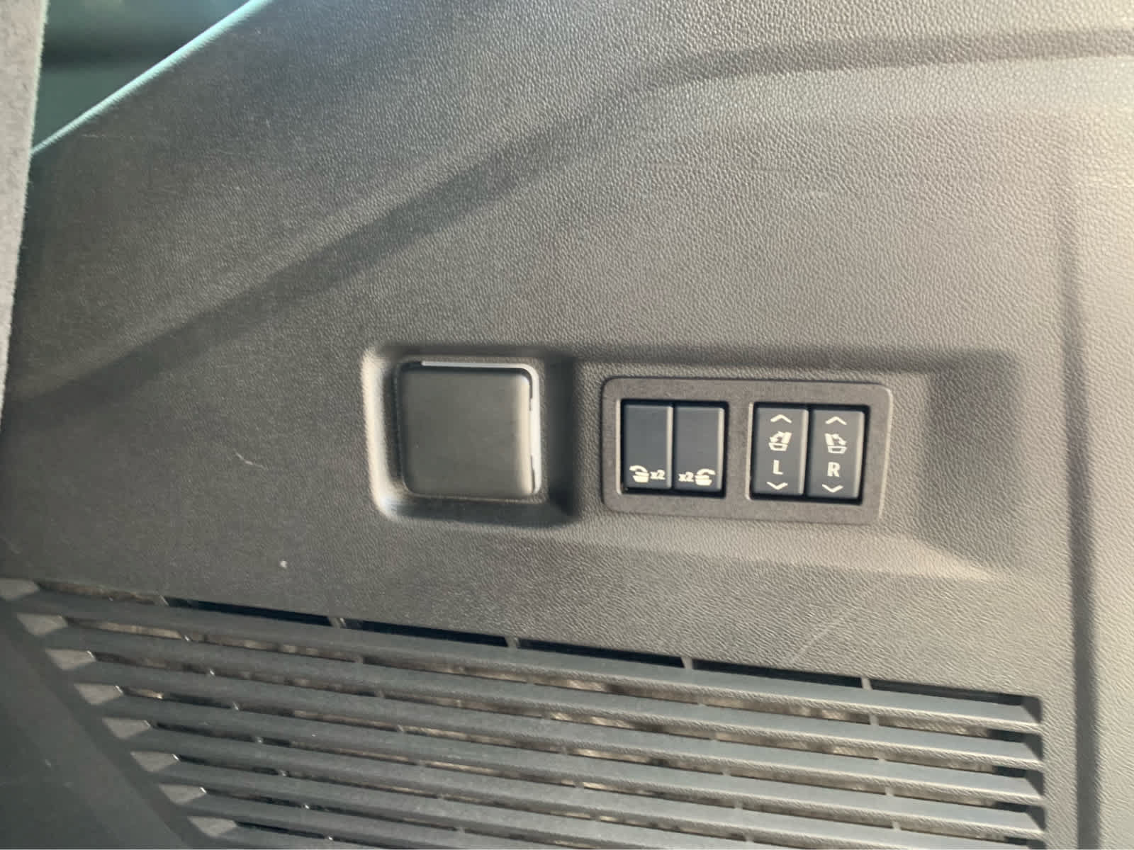 Used 2025 GMC Yukon Denali Ultimate AWD/4WD image 7