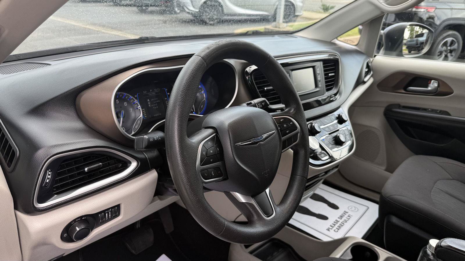 Used 2017 Chrysler Pacifica LX FWD image 24