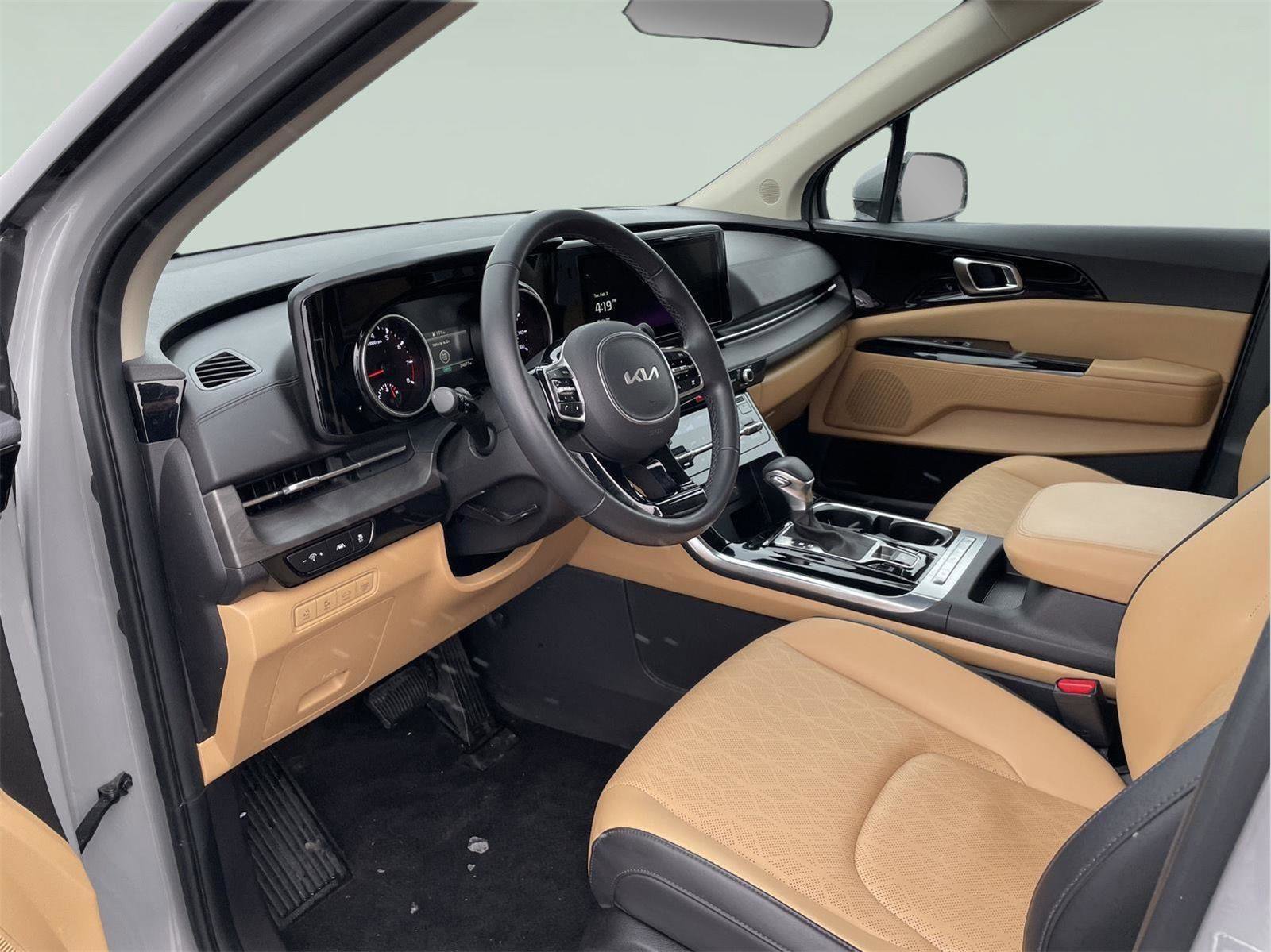 Used 2023 Kia Carnival EX image 13