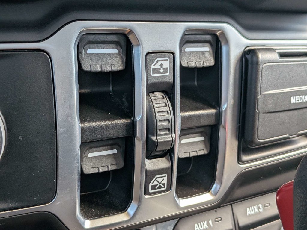 Used 2025 Jeep Wrangler Unlimited Rubicon AWD/4WD image 26