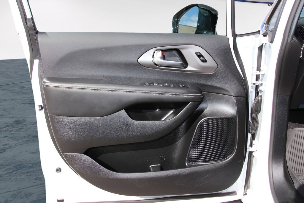 Used 2025 Chrysler Pacifica Select image 16