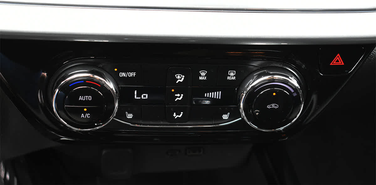 Used 2025 Chevrolet Trax LT w/ LT Convenience Package FWD image 21