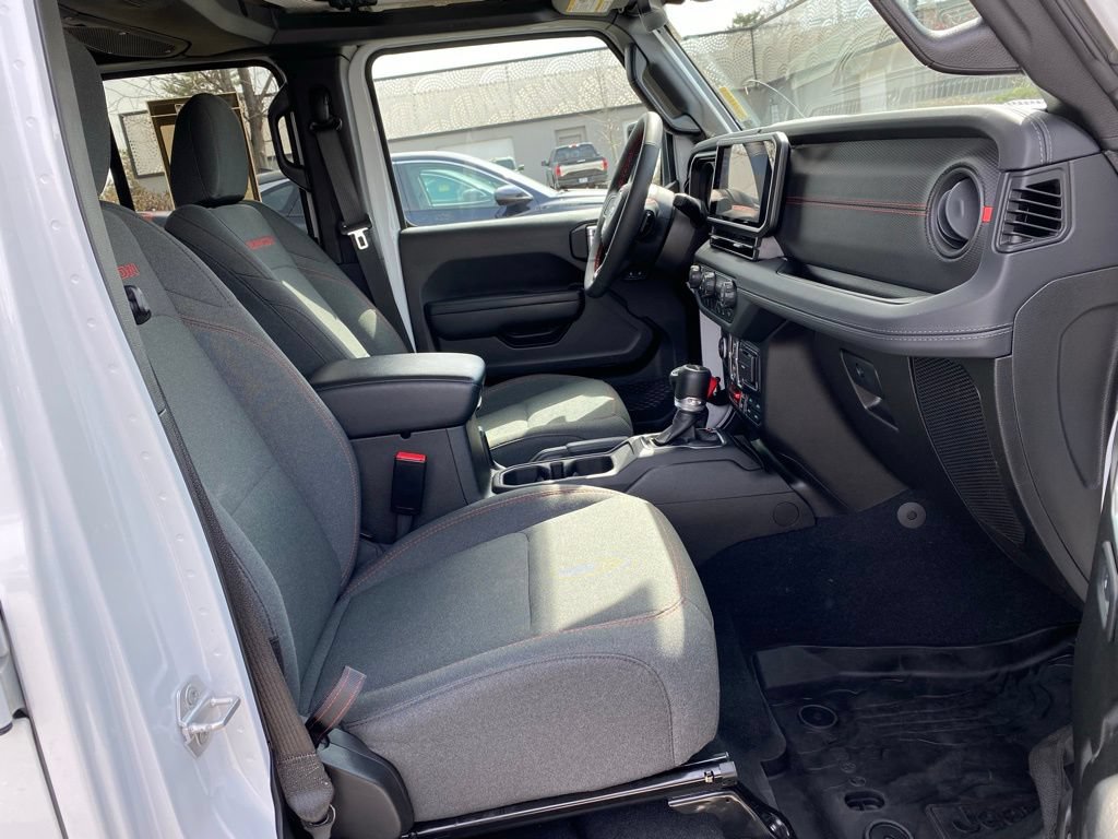 Used 2024 Jeep Gladiator Rubicon w/ Technology Group AWD/4WD image 40