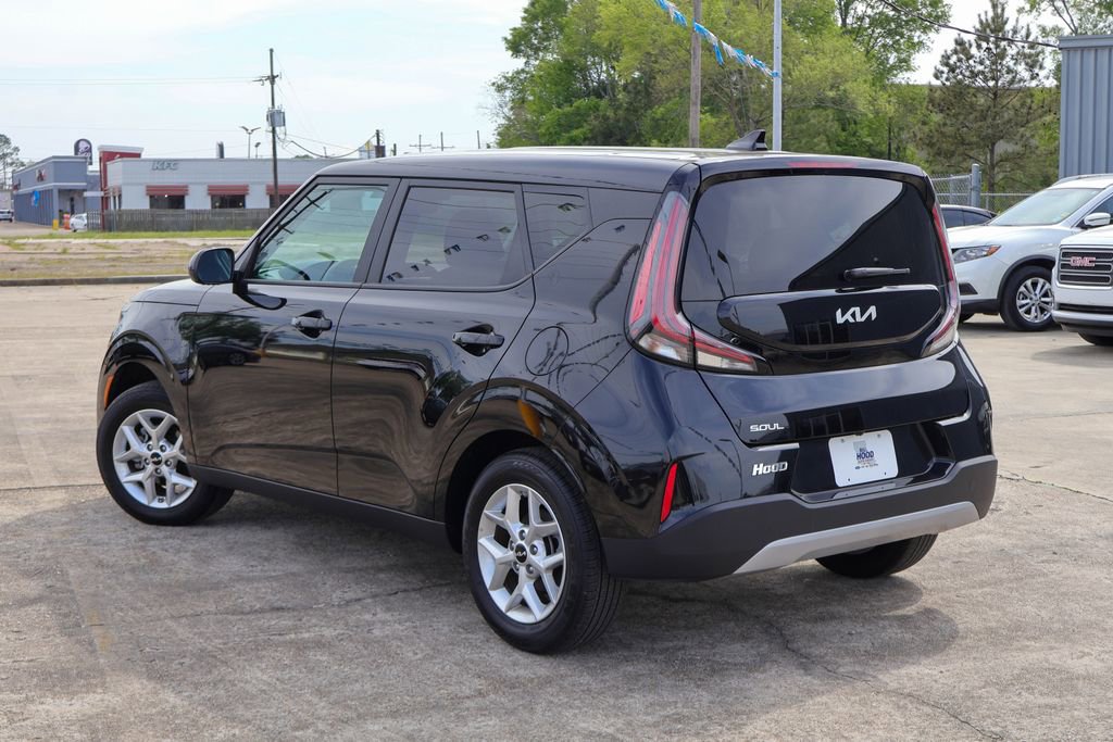 Used 2025 Kia Soul LX image 2