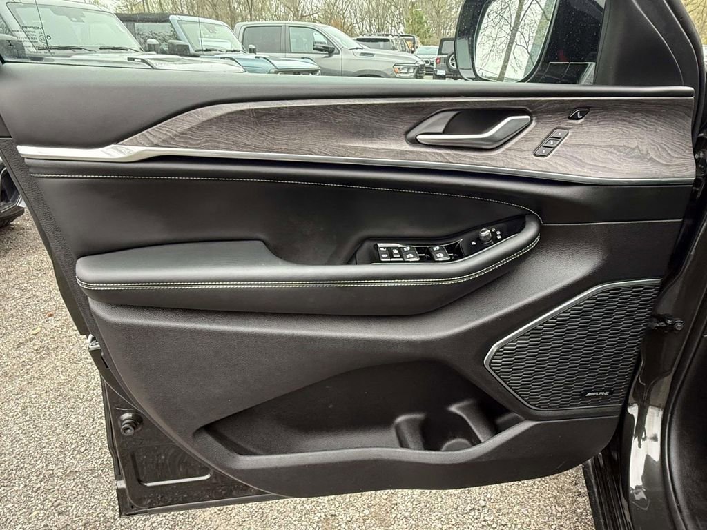 Used 2023 Jeep Grand Cherokee L Overland w/ Luxury Tech Group IV image 24