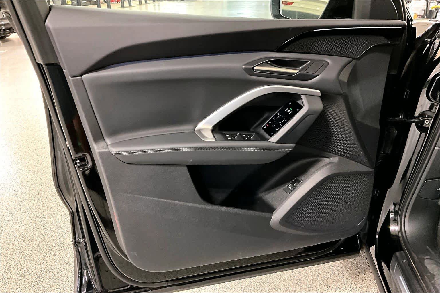 Used 2025 Audi Q5 Premium w/ Convenience Package image 21