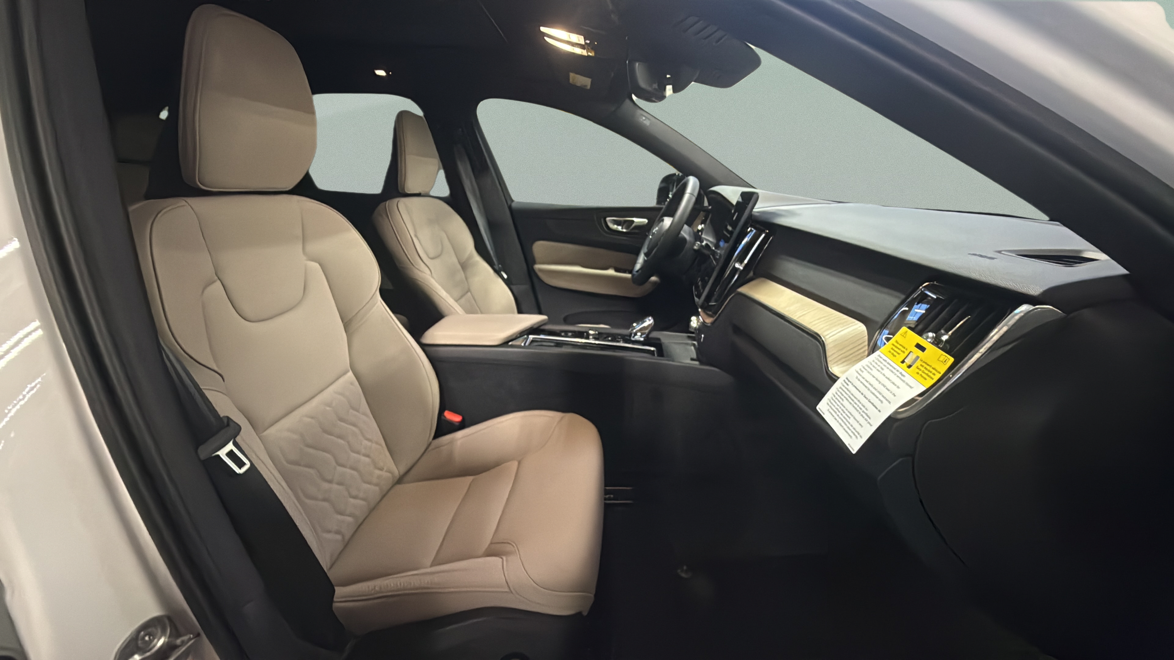 New 2027 Volvo XC60 B5 Plus AWD/4WD image 30