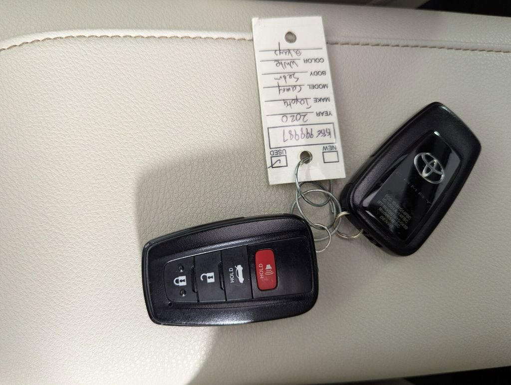 Used 2020 Toyota Camry XLE image 25