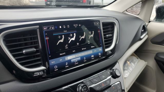 Certified 2024 Chrysler Pacifica Touring-L image 14