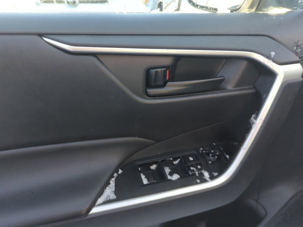 Used 2021 Toyota RAV4 LE image 8