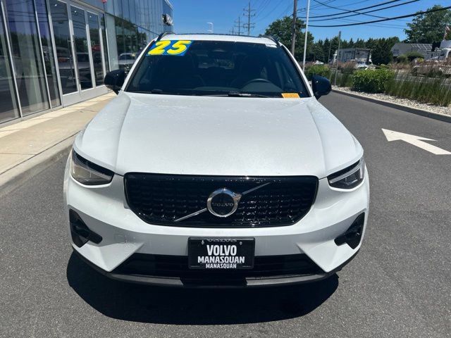 Certified 2025 Volvo XC40 B5 Plus AWD/4WD image 7