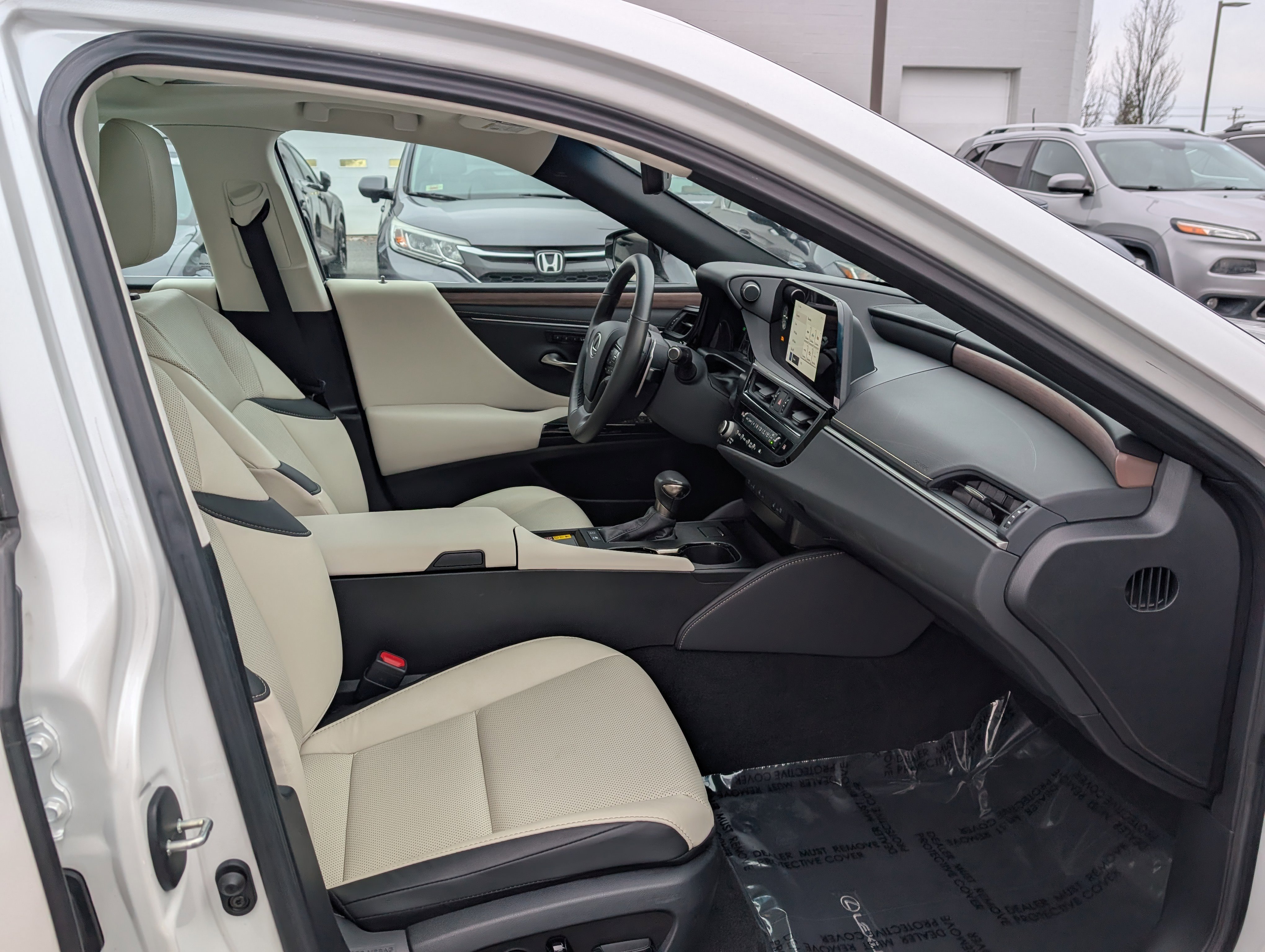 Certified 2025 Lexus ES 300h w/ Premium Package image 11