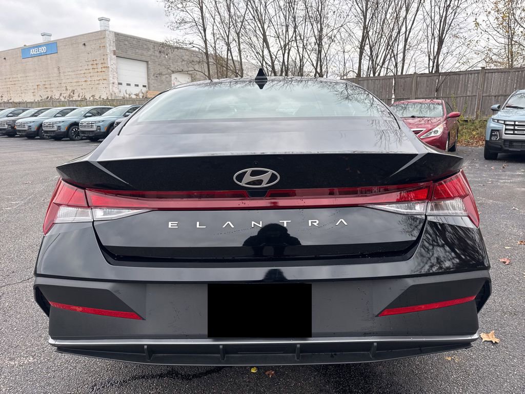 Used 2024 Hyundai Elantra SE image 4