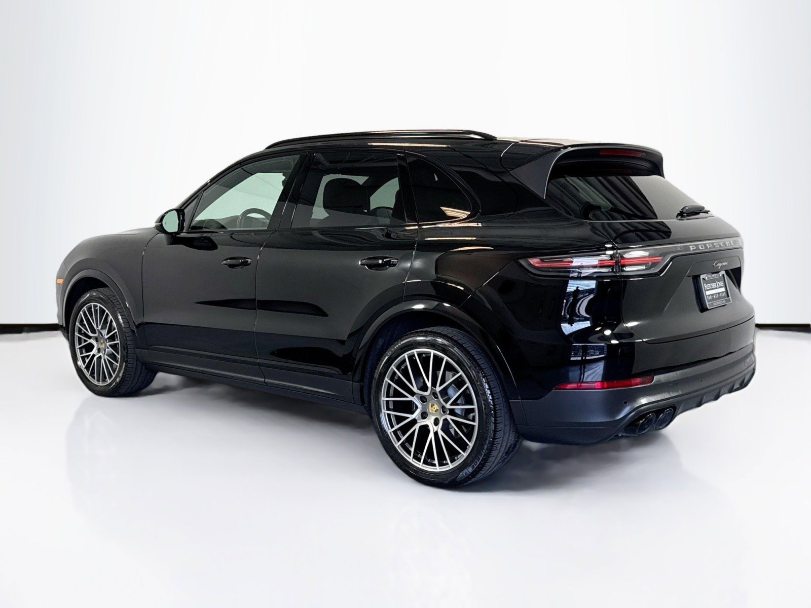 Used 2023 Porsche Cayenne Platinum Edition image 3
