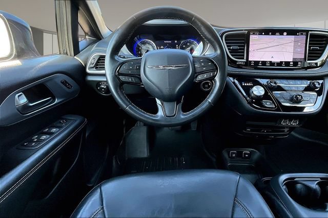 Used 2021 Chrysler Pacifica Touring-L w/ Uconnect Theater Family Group FWD image 8