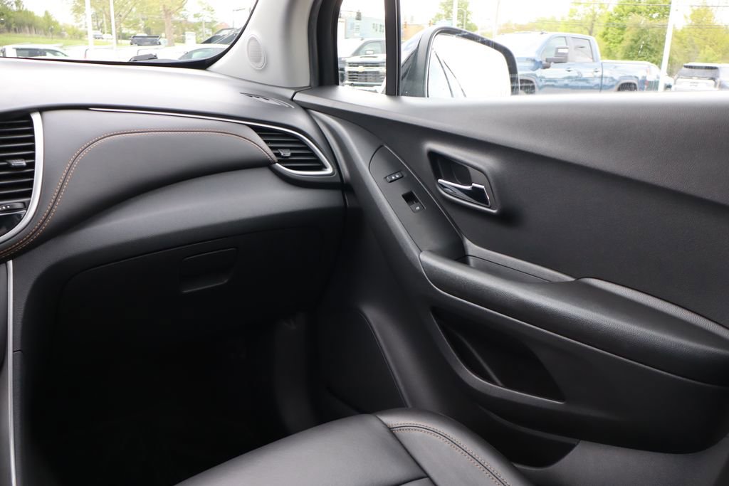 Used 2022 Chevrolet Trax LT w/ Premium Seat Package AWD/4WD image 37