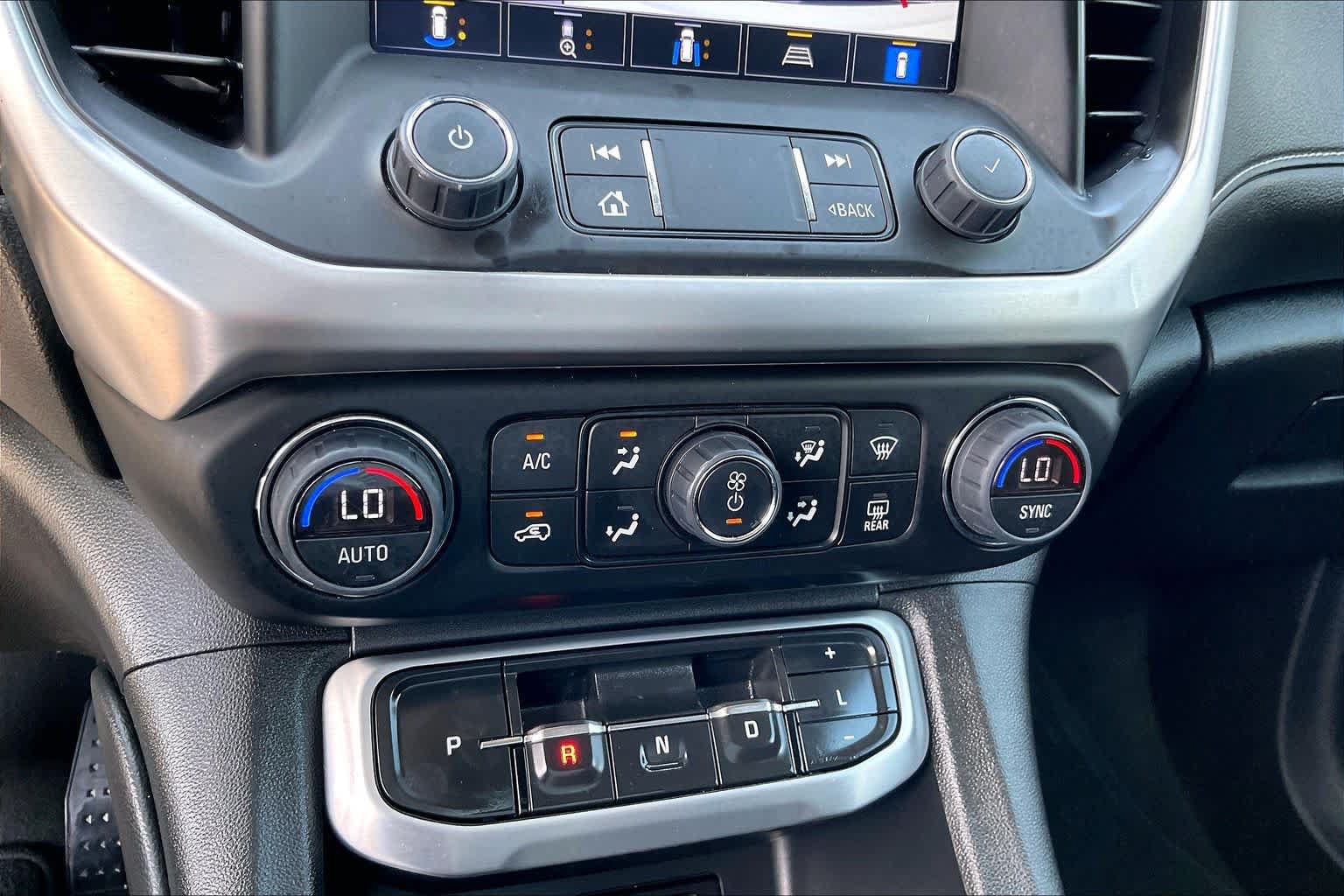 Used 2023 GMC Acadia SLT w/ Technology Package FWD image 32