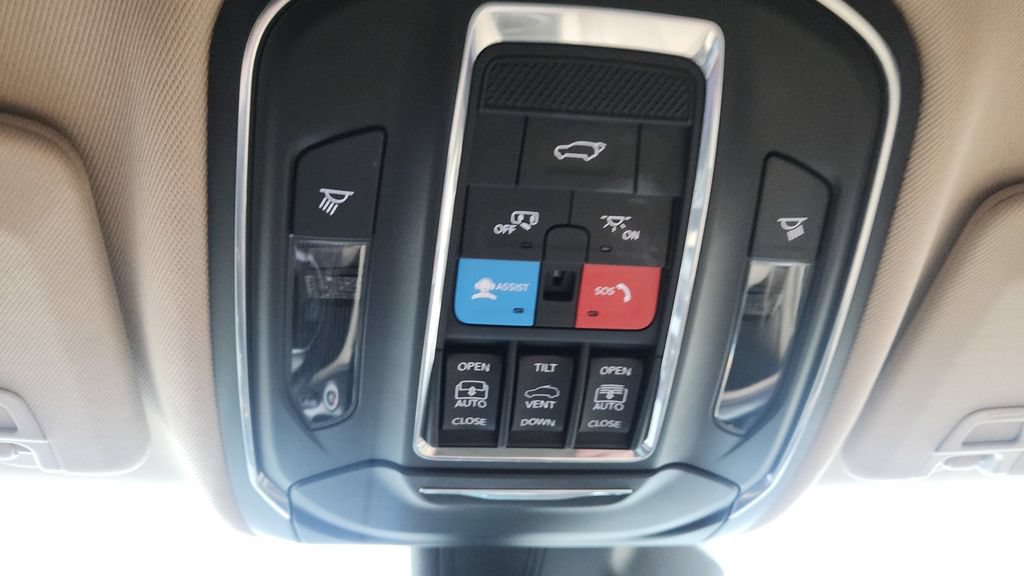 Used 2022 Jeep Grand Cherokee Limited AWD/4WD image 21