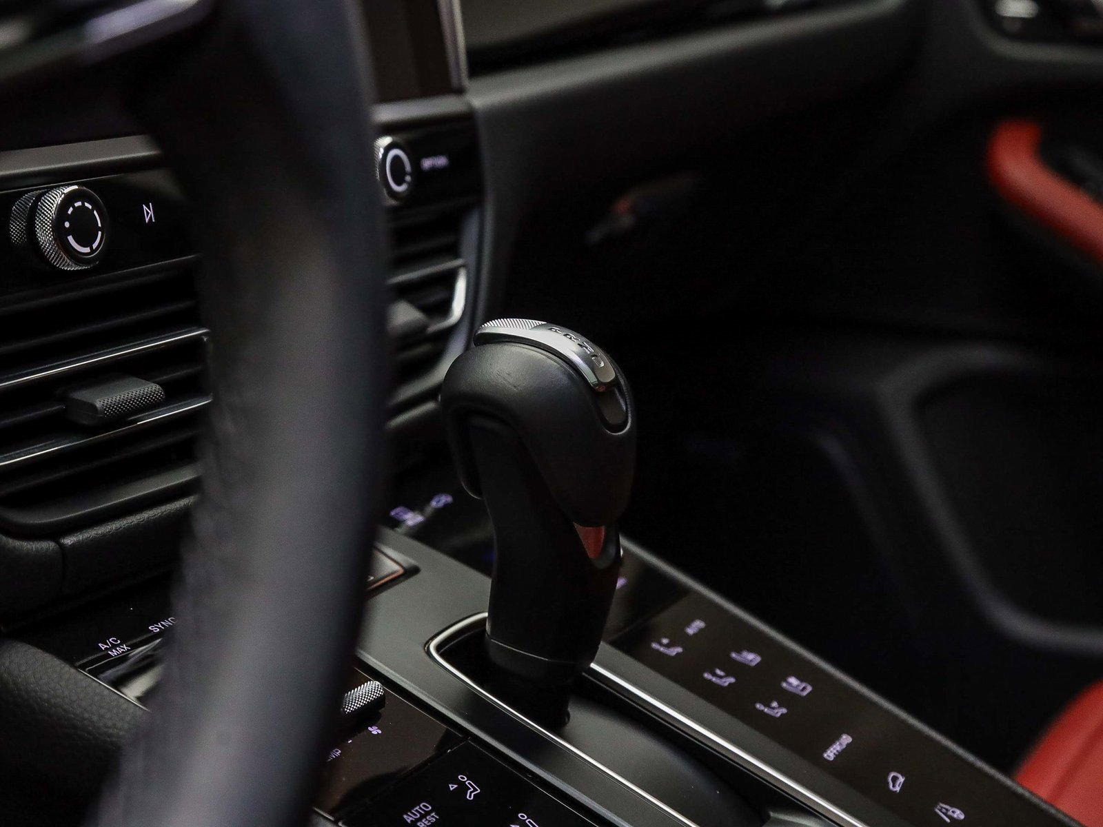 Used 2025 Porsche Macan image 28