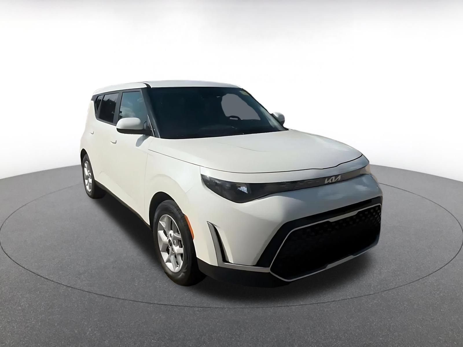 Used 2025 Kia Soul LX w/ LX Technology Package FWD image 3