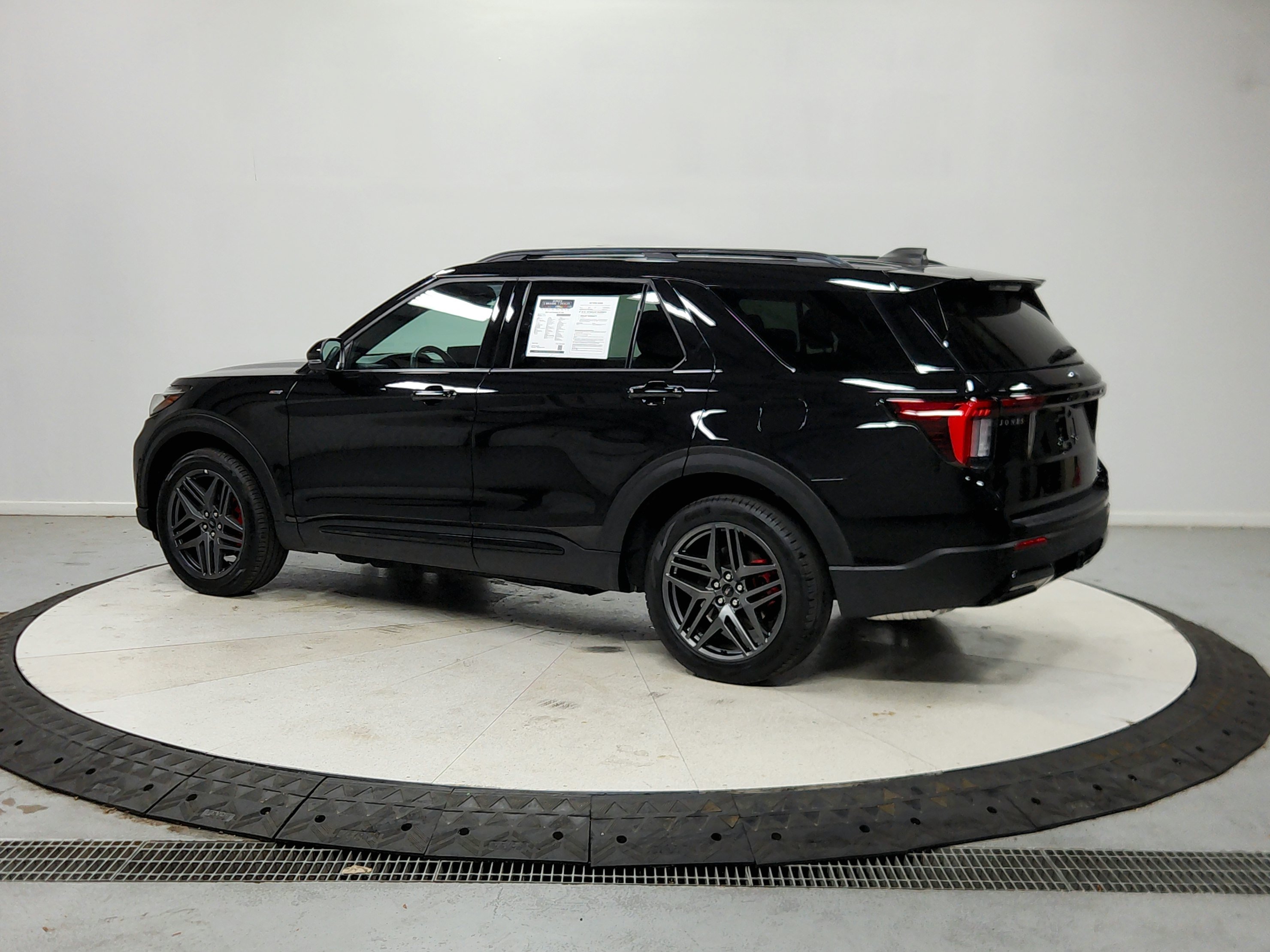 Used 2025 Ford Explorer ST-Line w/ ST-Line Street Pack AWD/4WD image 6