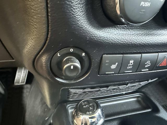 Used 2015 Jeep Wrangler Unlimited Sahara w/ Connectivity Group AWD/4WD image 32