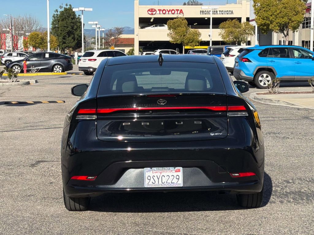 Used 2025 Toyota Prius XLE image 4