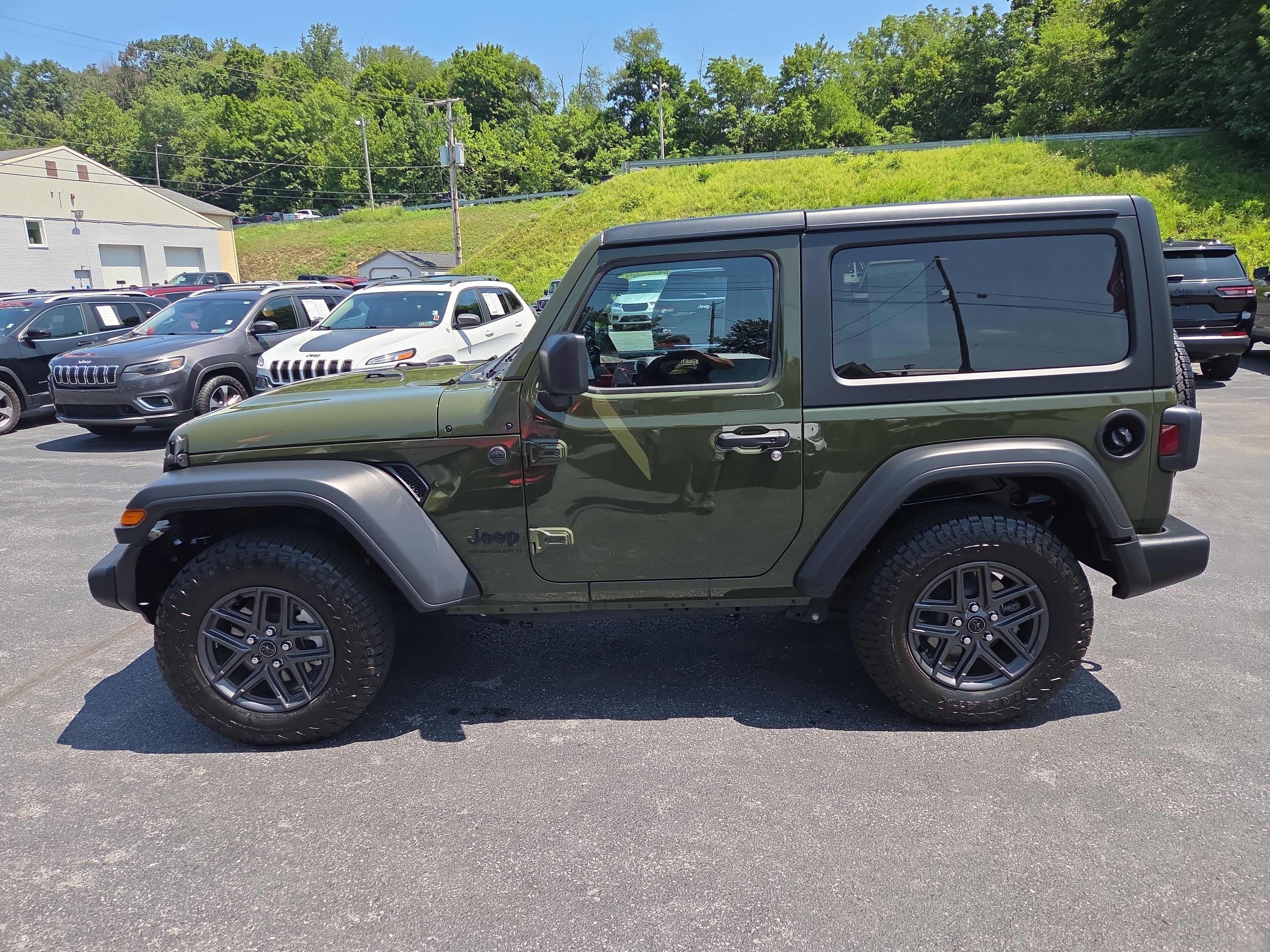 Used 2024 Jeep Wrangler Sport AWD/4WD image 7