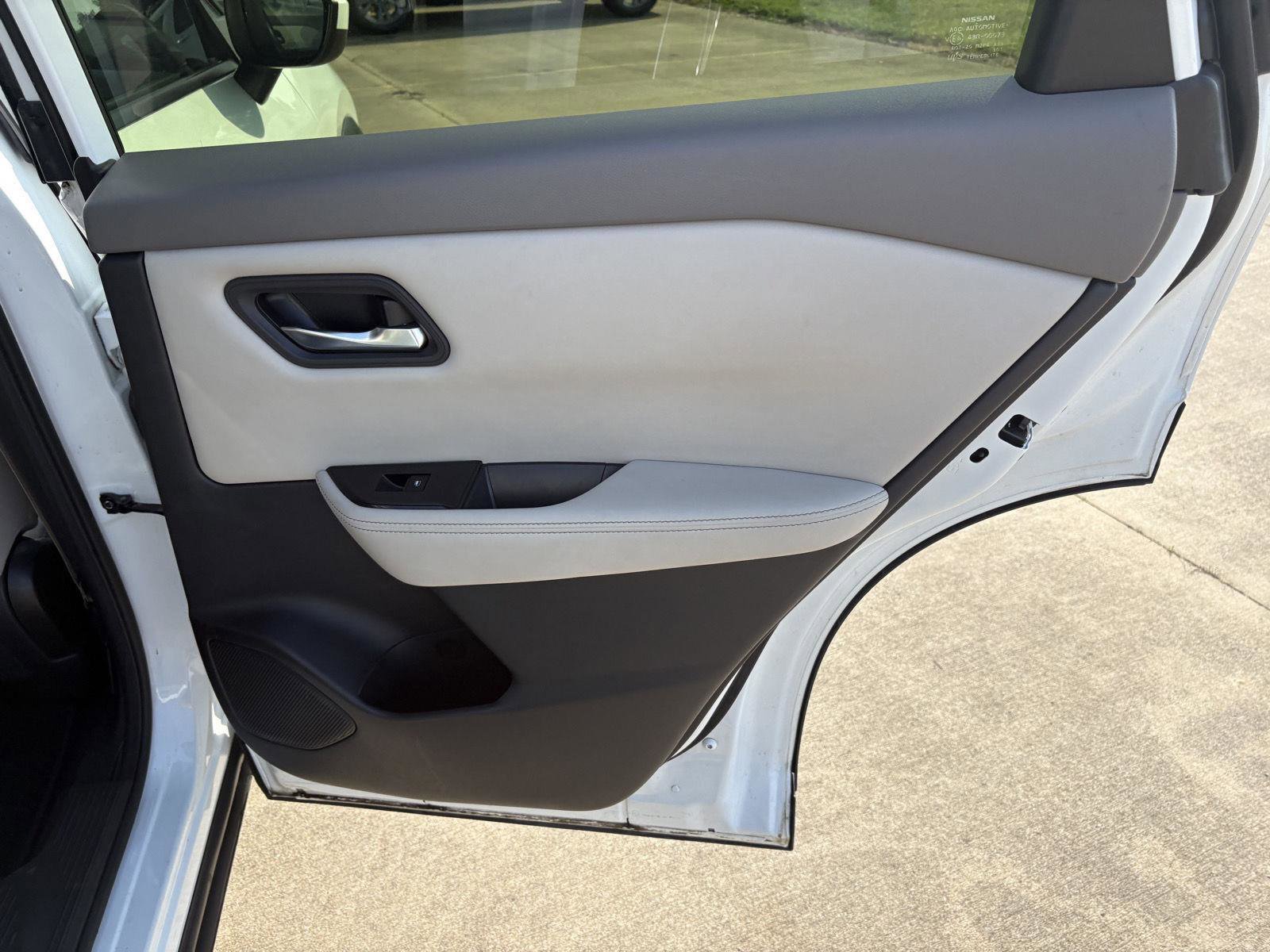 Used 2024 Nissan Rogue SV image 15