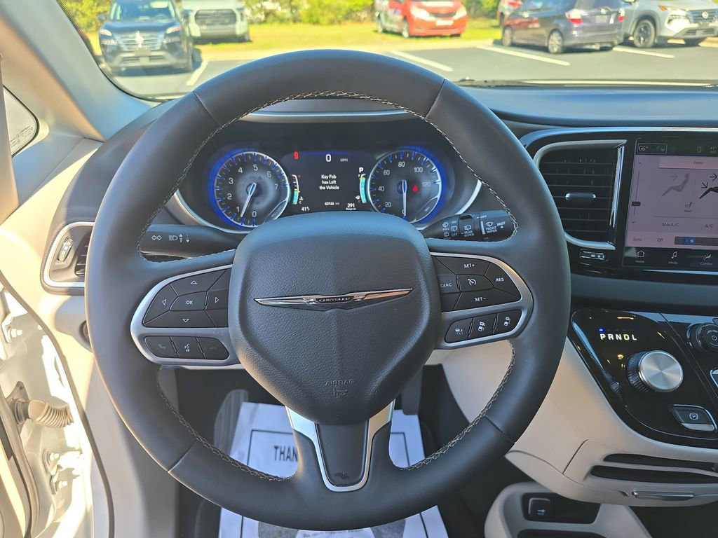 Used 2024 Chrysler Pacifica Touring-L FWD image 18