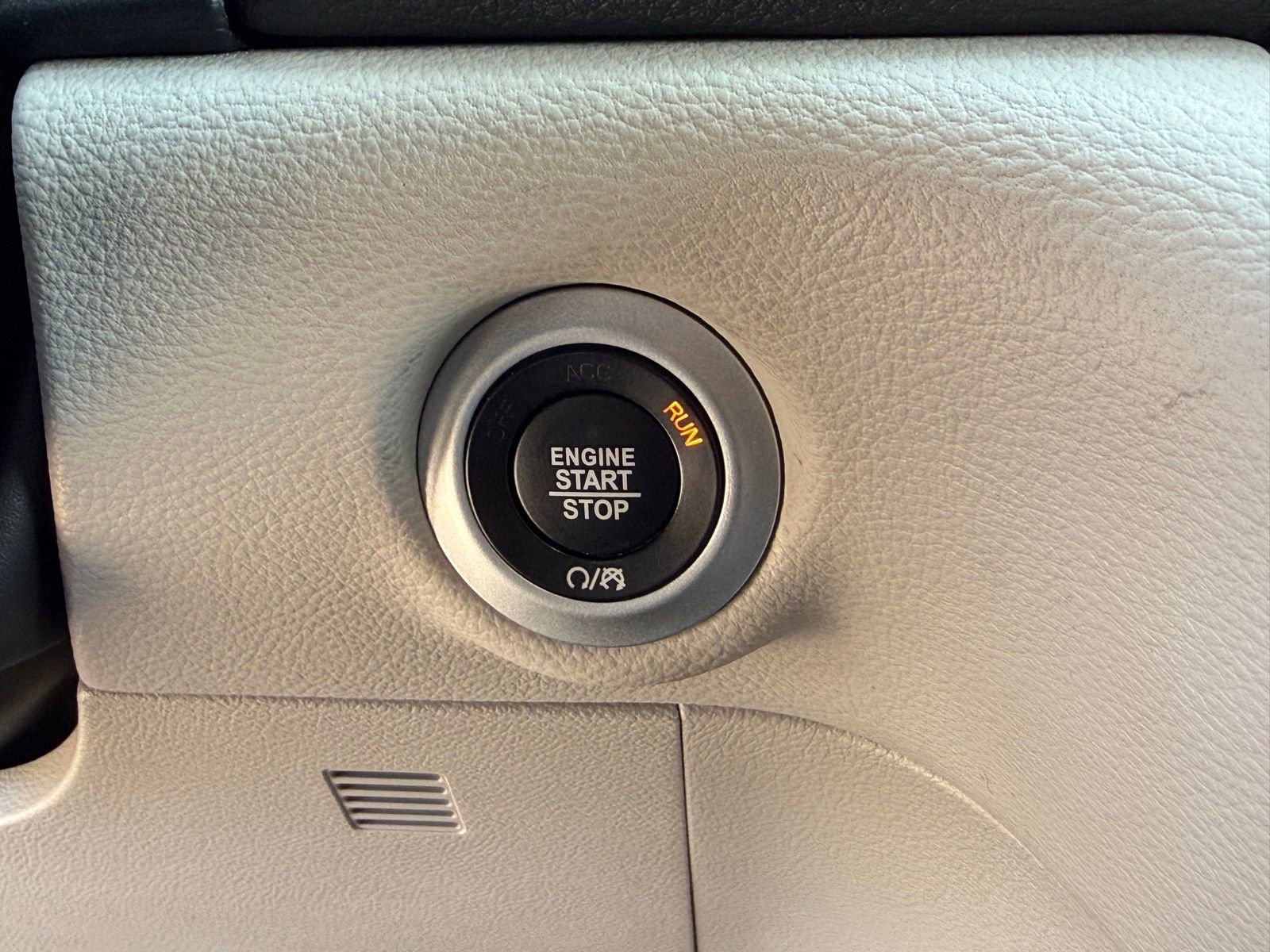 Used 2023 Chrysler Pacifica Touring-L image 35