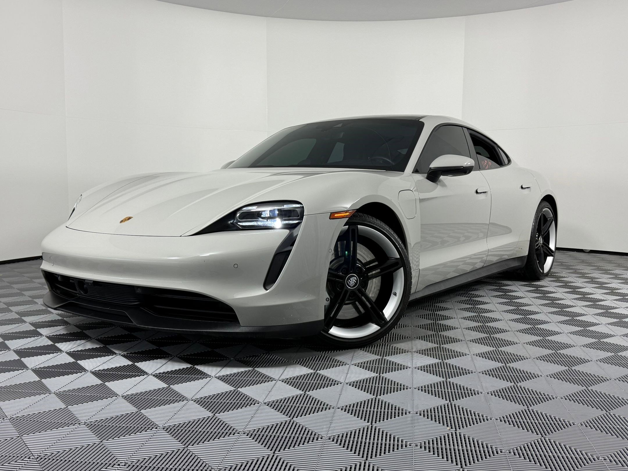 Used 2022 Porsche Taycan image 1