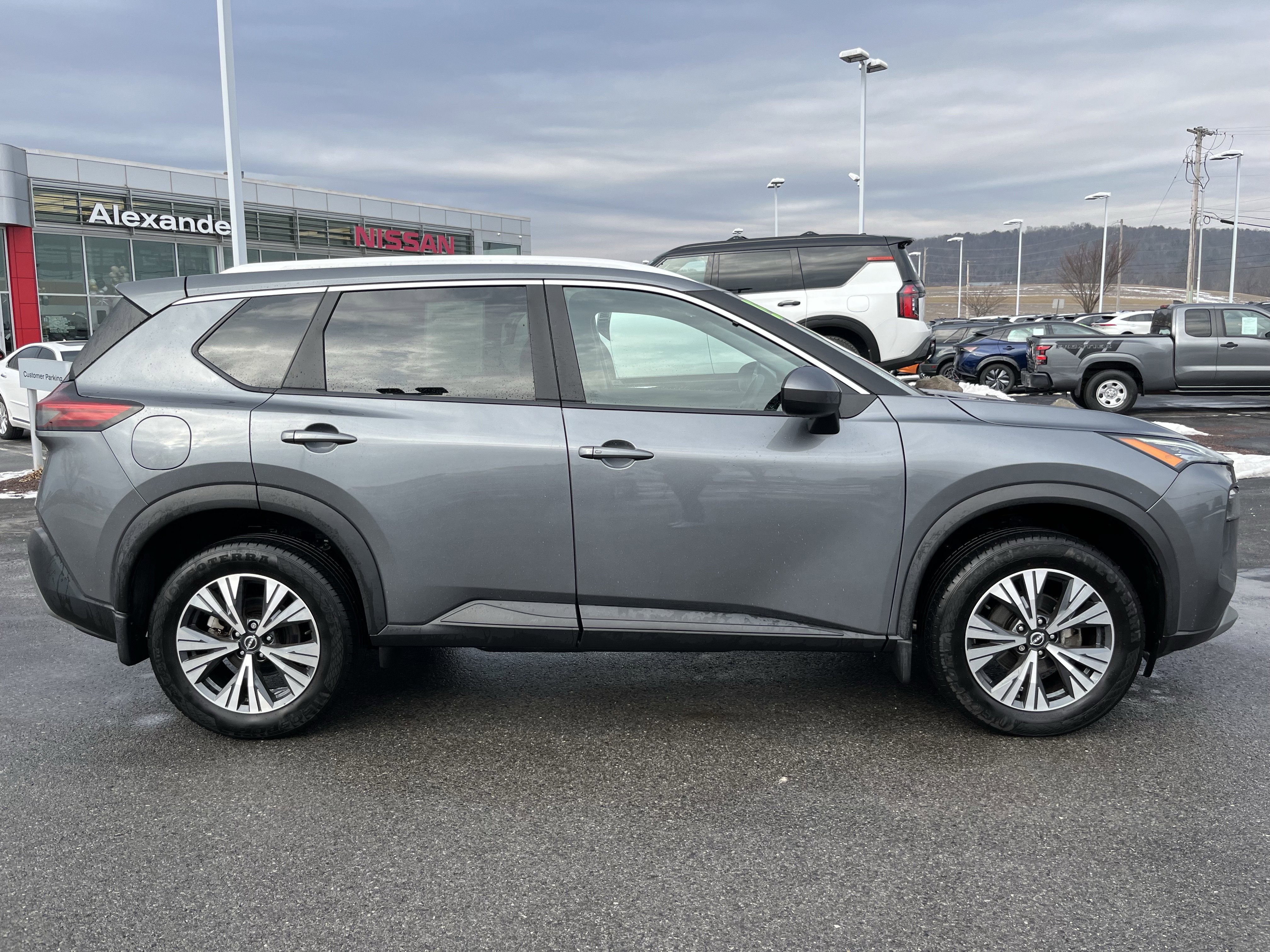 Used 2023 Nissan Rogue SV w/ SV Premium B Package image 2