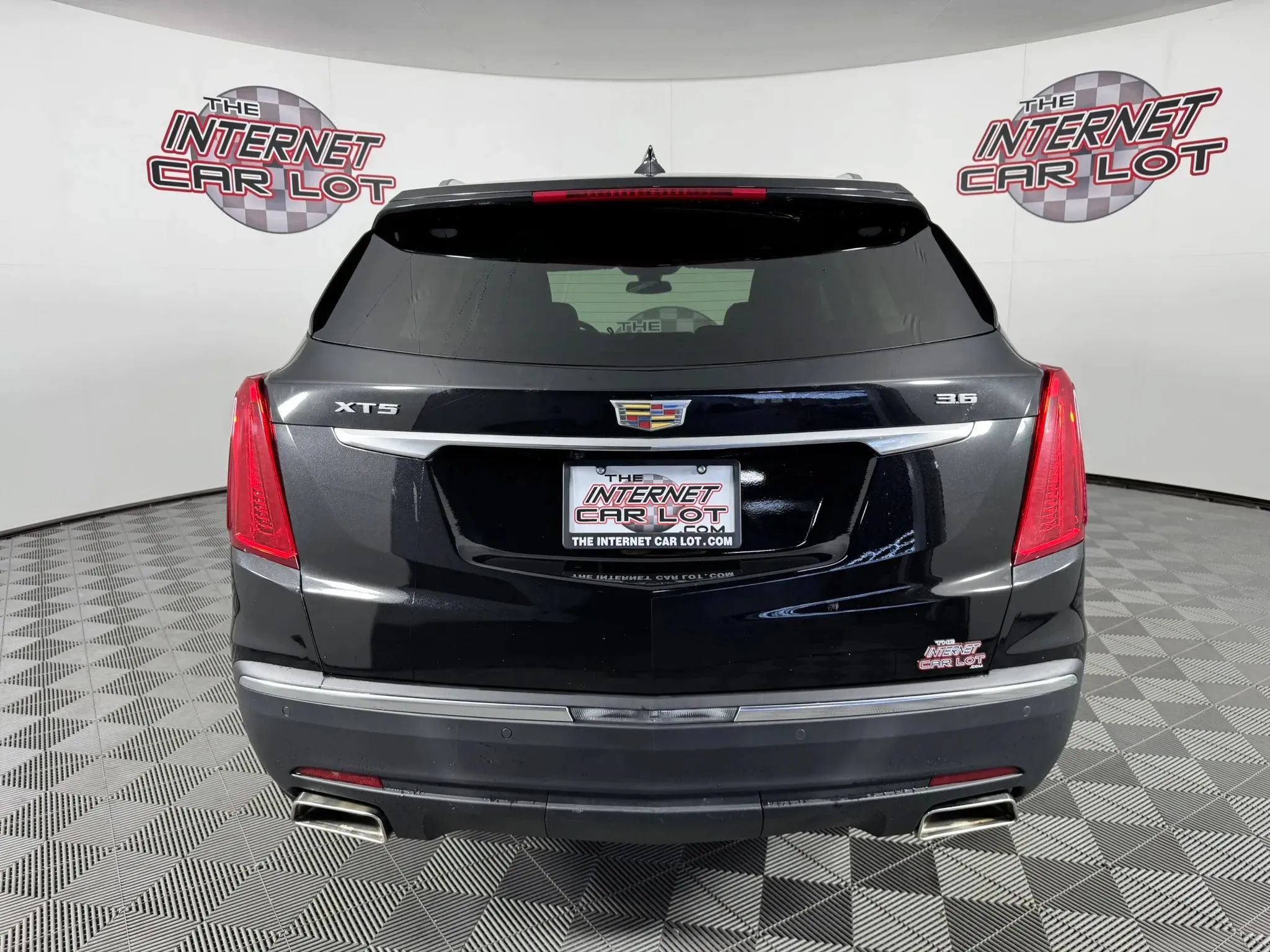 Used 2017 Cadillac XT5 Luxury w/ Driver Awareness Package FWD image 6