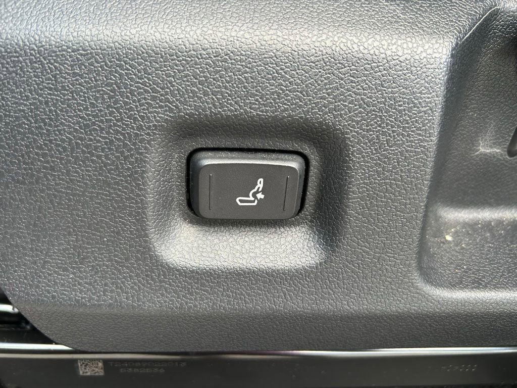 Used 2024 Toyota Tacoma SR5 w/ SR5 Upgrade Package RWD image 17