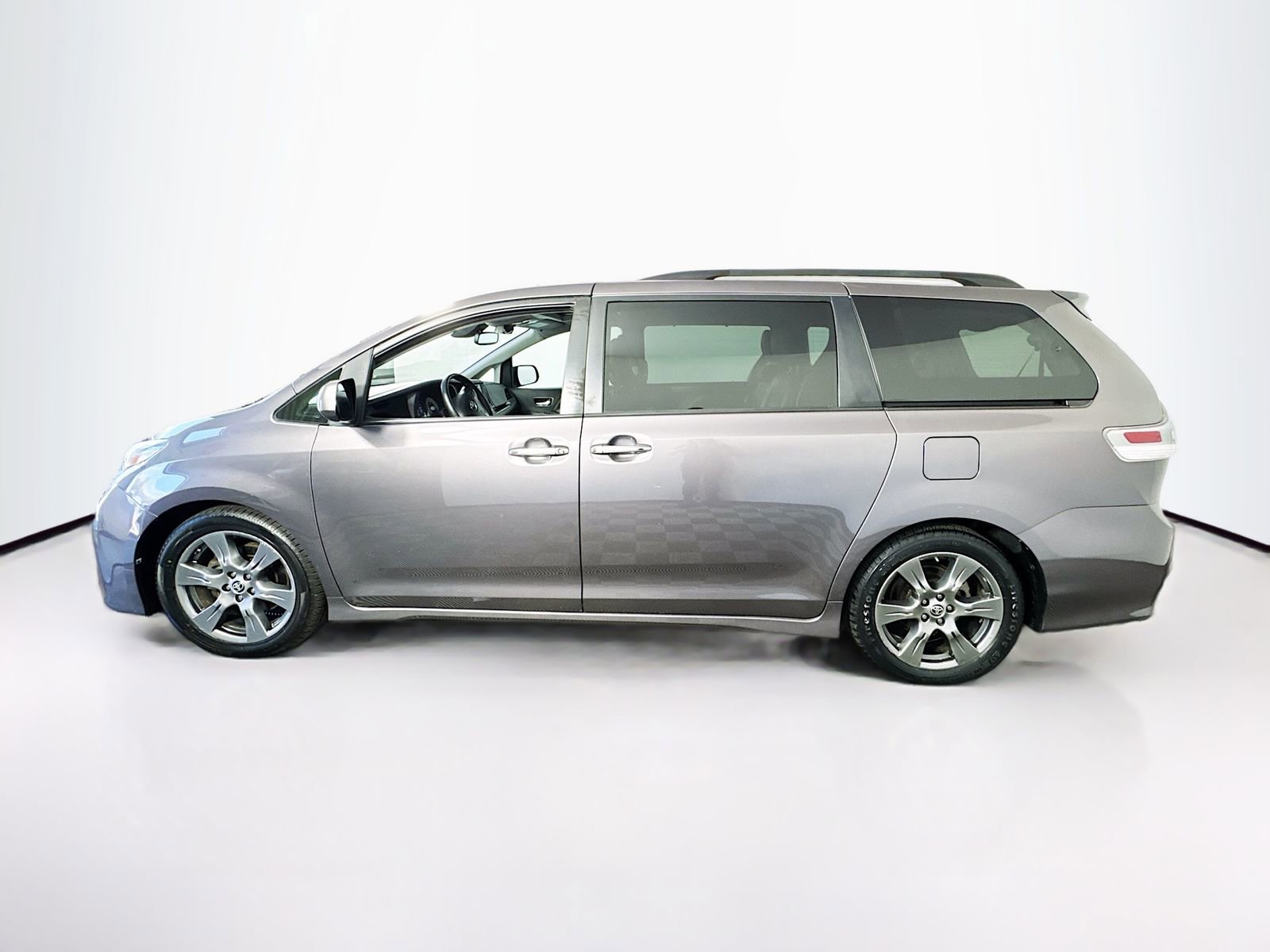 Used 2020 Toyota Sienna SE w/ SE Preferred Package FWD image 4