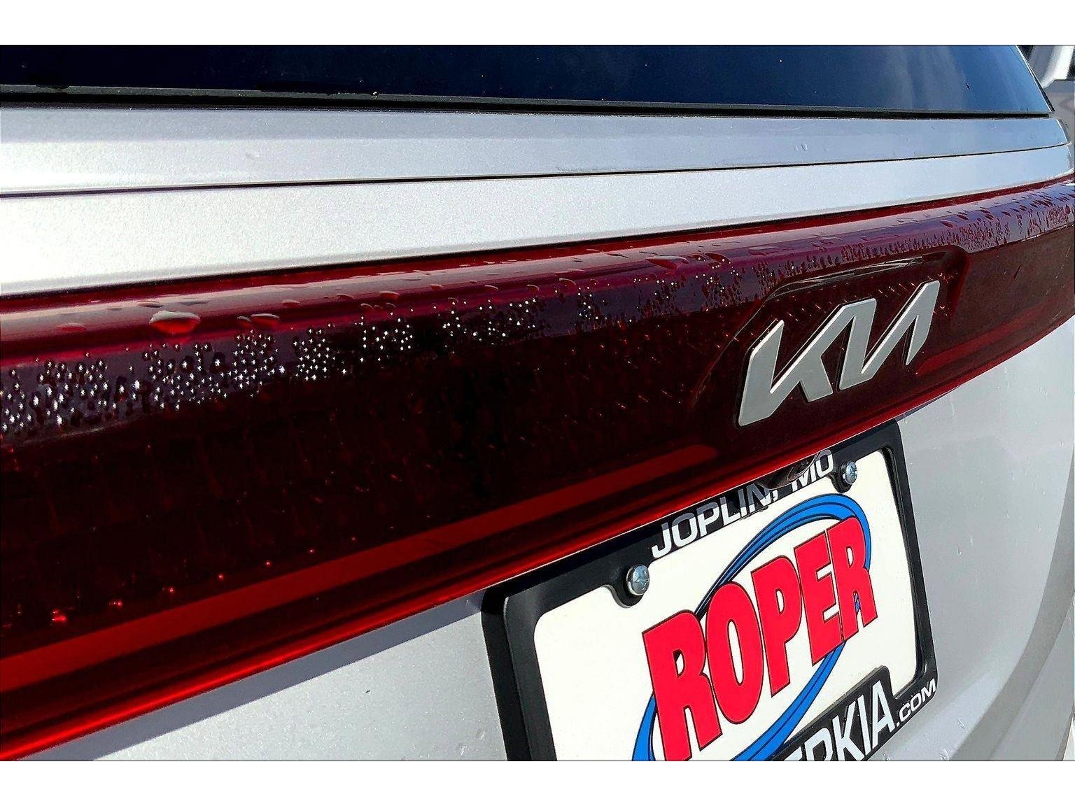 Used 2023 Kia Carnival LX image 31