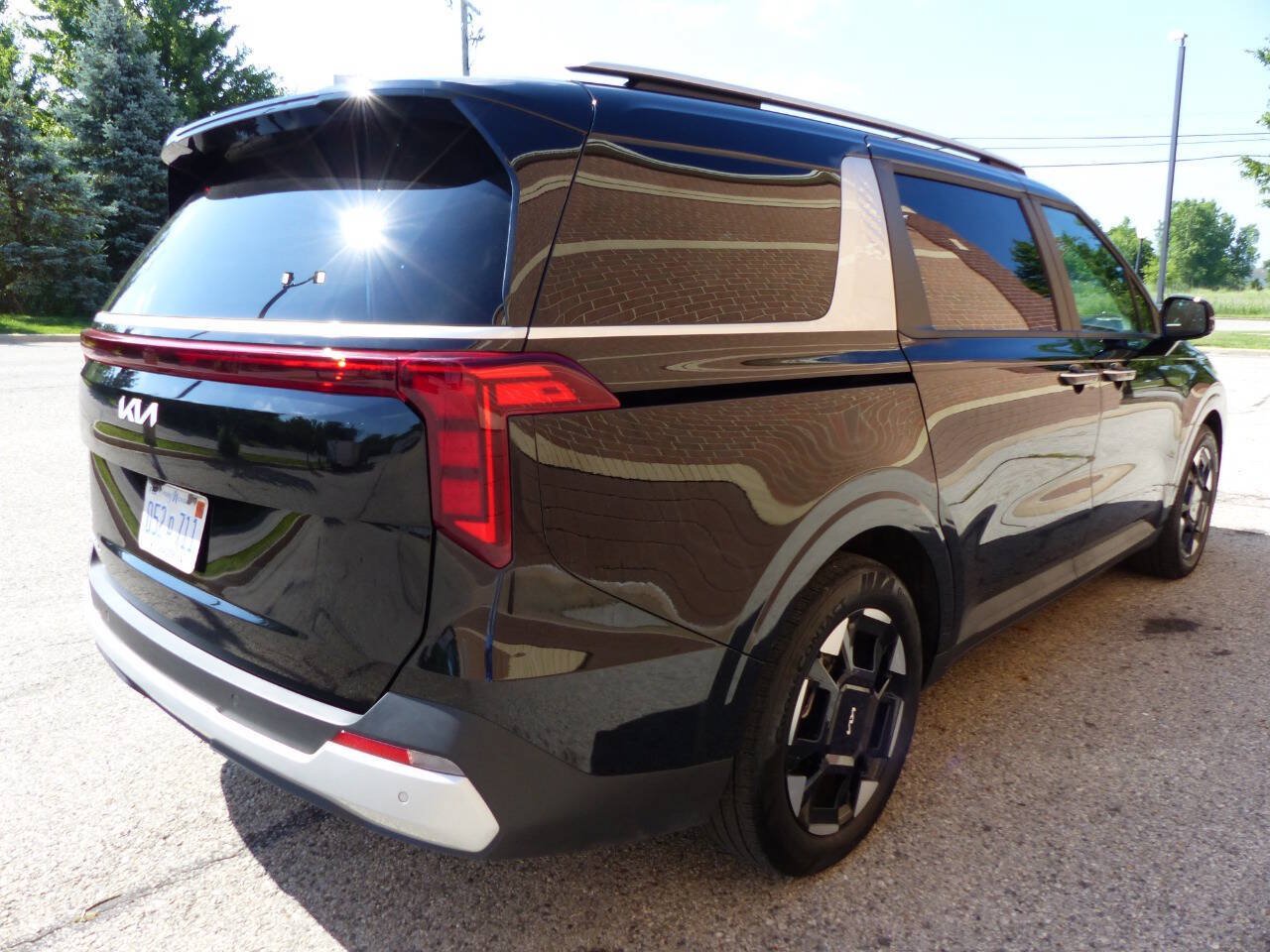 Used 2025 Kia Carnival EX FWD image 11