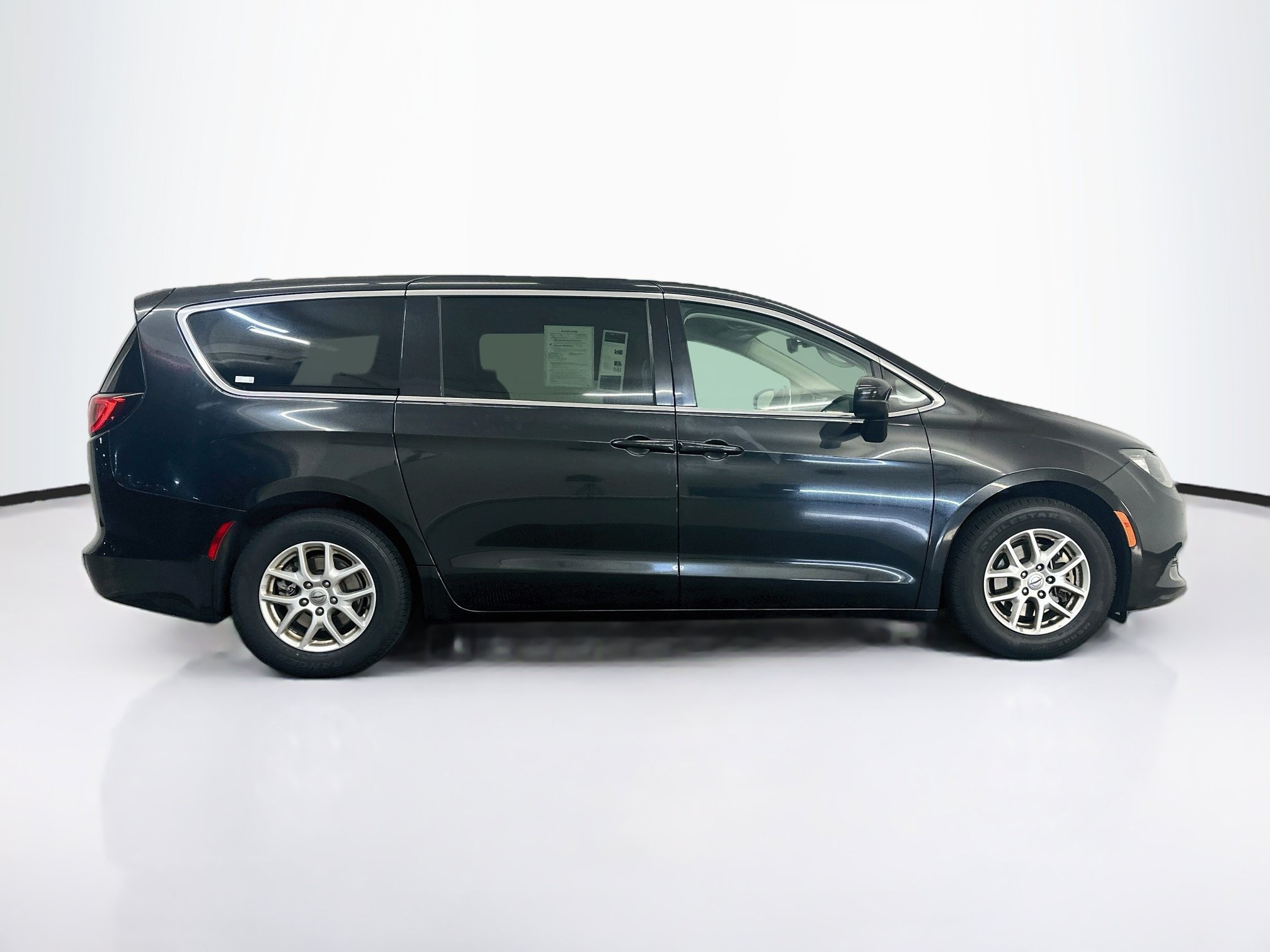 Used 2023 Chrysler Voyager LX FWD image 10